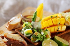 Không chỉ đẹp mắt bởi nhiều màu sắc tươi tắn, món ăn nhẹ bụng, dễ tiêu này còn giúp bạn ăn ngon hơn trong những ngày nắng nóng này.