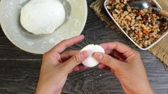 Phần vỏ bánh ít trần: Nặn bột thành những miếng tròn khoảng 15gr. Cho nhân vào trong vỏ bánh rồi vo tròn lại. Sau đó dùng khăn phủ nồi hấp. Hấp bánh trong 25 phút đến khi bánh chín, không còn lớp vỏ đục nữa là được.