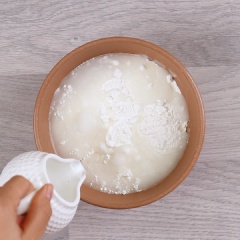 Cho vào tô 1 chén bột chiên giòn, đổ từ từ 150ml nước lọc đến khi hỗn hợp đặc sệt lại. Nhúng từng cái hoa chuối vào bột sao cho bột áo đều xung quanh. Rồi cho vào chảo dầu đang sôi, chiên ngập dầu đến khi vàng đều thì vớt ra giấy thấm dầu.
