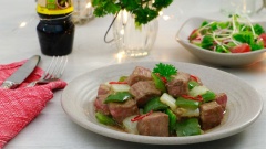 Cho bò lúc lắc ra đĩa, trang trí với rau salad cùng cà chua bi, ăn kèm với khoai tây chiên. Với hương vị thơm ngon, mềm, ngọt từ thịt bò cộng thêm sự hấp dẫn từ rau củ quả đi kèm, món bò lúc lắc với cách chế biến nhanh gọn và đơn giản chắc chắn sẽ làm hài lòng các thành viên trong gia đình bạn. Đã có công thức rồi, bạn còn chờ gì nữa mà không vào bếp ngay để trổ tài nấu nướng của mình nào!