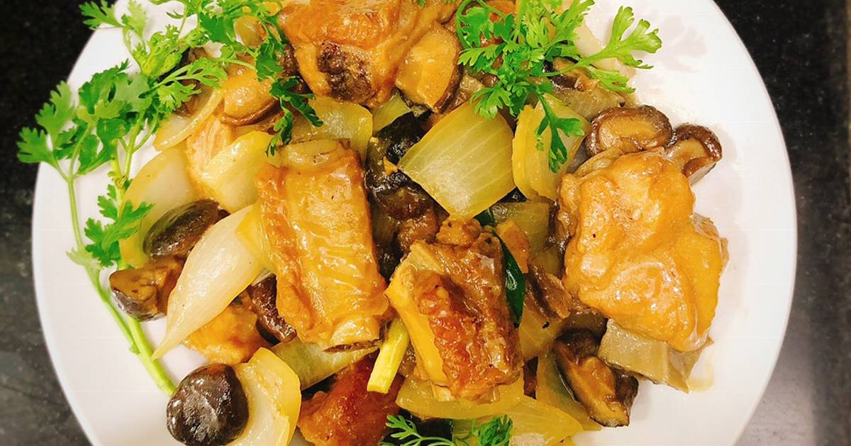 Sườn lợn sốt nấm