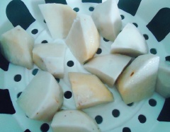 Khoai môn gọt sạch vỏ, cắt thành từng miếng cho vào nồi hấp chín mềm.