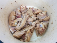 Làm nóng nồi, thêm vào 1 lượng ít dầu ăn rồi cho gà vào xào săn. Khi thịt gà đã săn mặt thì thêm nước dừa, nước nấu sen vào và riu nhỏ lửa trong 30’ cho gà chín mềm.