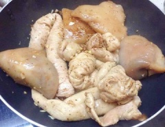 Đun nóng 2 muỗng canh dầu ăn, cho thú thú linh đã ướp vào xào sơ cho săn lại, rồi đổ nước dừa xiêm vào xâm xấp mặt.