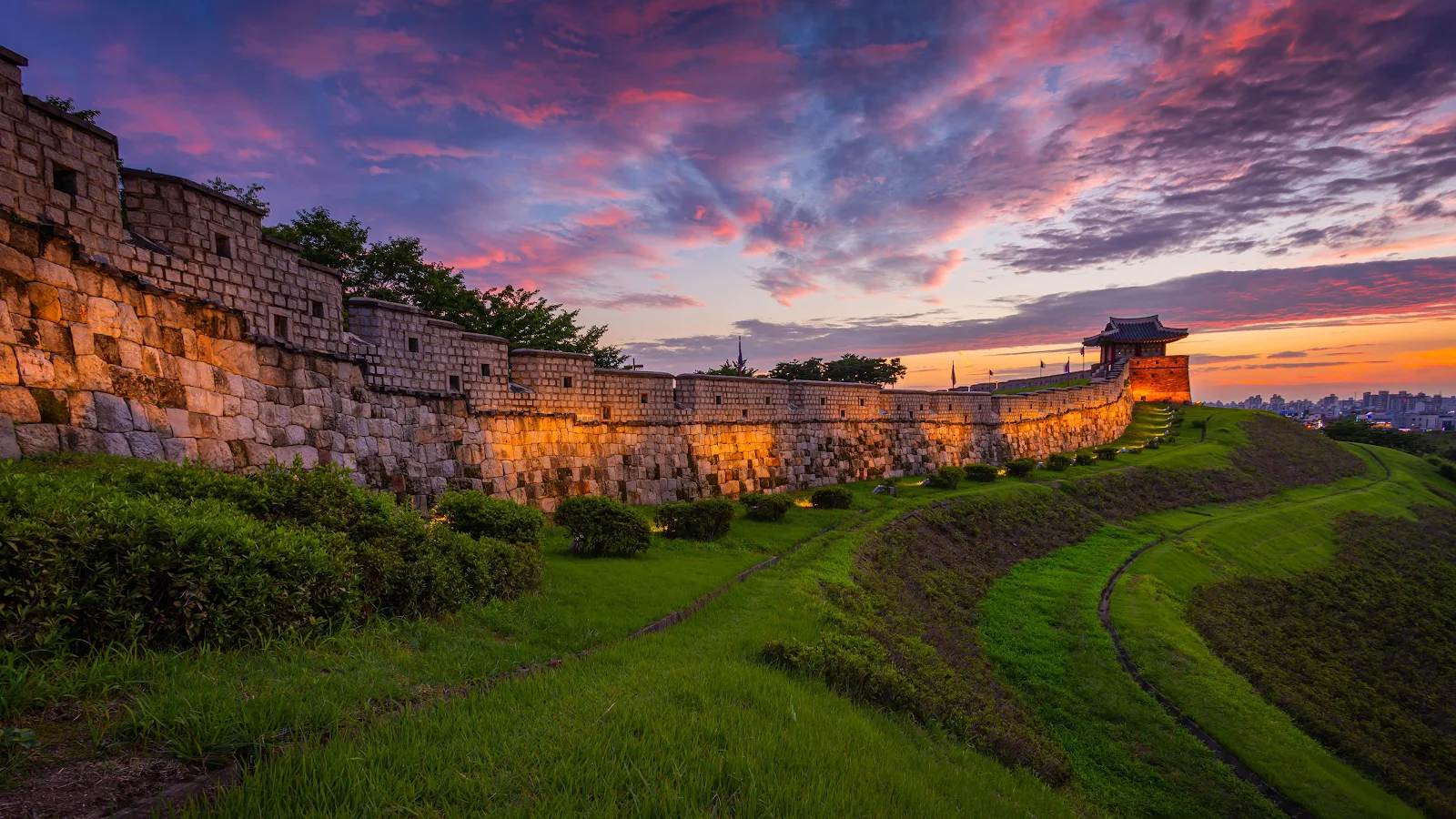 Hwaseong Fortress At Sunset - Landscape Photography 4K Wallpaper (3840x2160)
