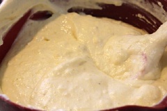 Đánh bông kem tươi, để riêng. Cho nước cốt chanh, 1/2 vỏ chanh đã bào, bột gelatine đã hòa vào nồi, nấu nhỏ lửa cho đặc sệt lại.