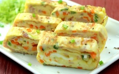 Khi trứng chín bạn gắp ra khỏi chảo, để khoảng vài phút khi mặt bên ngoài trứng nguội bớt (bên trong vẫn còn ấm) rồi đem cắt sẽ dễ dàng và đẹp hơn. Cắt cuộn trứng thành những miếng nhỏ, xếp ra đĩa và chấm với tương ớt (hoặc tương cà nếu bạn không ăn cay được).