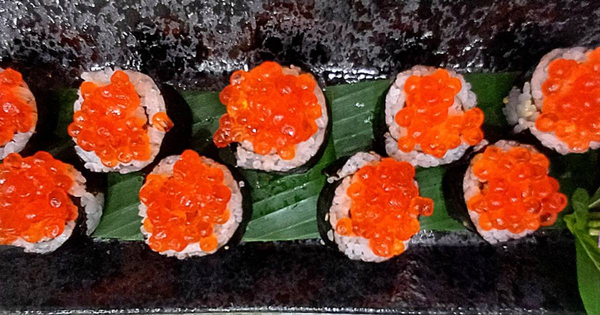 Sushi trứng cá hồi và cá tầm