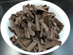 Chocolate cắt nhỏ, đun cách thủy cho chảy thành chocolate lỏng.