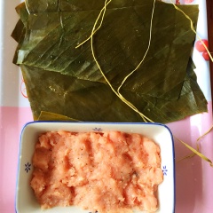 Lá chuối trụng nước nóng cho mềm, để ráo.