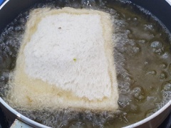 Đun nóng chảo dầu cho đến khi dầu sôi tăm, thả sandwich vào chiên cho đến khi 2 mặt bánh vừa vàng giòn thì vớt ra để ráo dầu và thưởng thức. Có thể dùng món với tương ớt, tương cà tùy vào khẩu vị của bạn nhé.