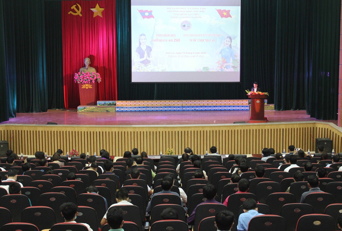 Chương trình chào mừng Tết cổ truyền Bun-pi-may cho lưu học sinh Nước CHDCND Lào tại Trường Đại học Tây Bắc