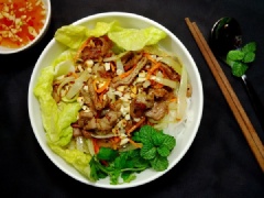 Pha nước trộn bún theo tỷ lệ: 3 thìa nước lọc; 1,5 thìa nước cốt chanh; 1,5 thìa đường, 2 thìa nước mắm rồi trộn đều. Tiếp đó thêm tỏi ớt băm nhỏ vào hòa chung là xong. Cho bún ra tô, xếp rau sống vào, thêm thịt đã xào lên trên, rắc thêm một ít lạc giã rối. Cuối cùng chan nước trộn bún rồi trộn đều là xong.