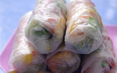 Cuốn bánh: Trải bánh tráng ra mâm, cho lần lượt xà lách, húng quế, củ sắn, ham chay, mì căn vào, cuộn tròn lại.