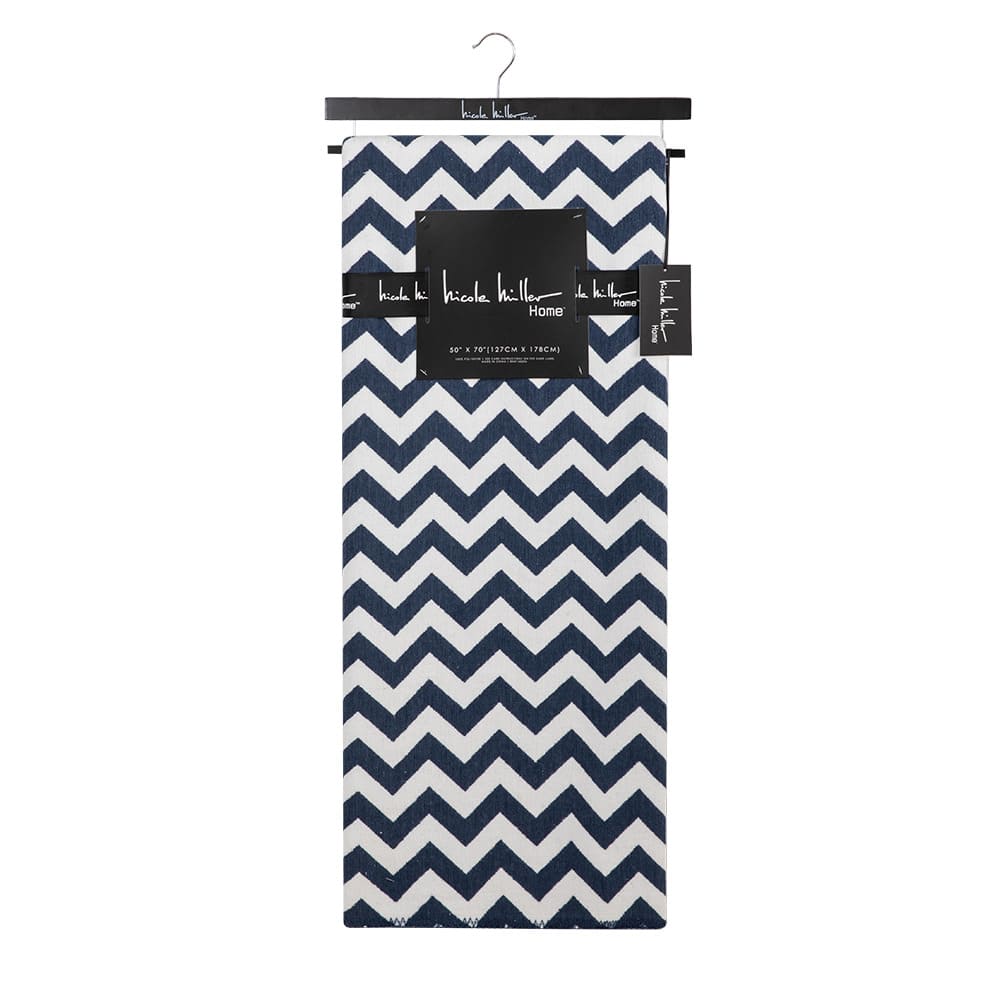 Frazada de poliéster Nicole Miller Home™ Chevron de 1.77 x 1.52 m color azul