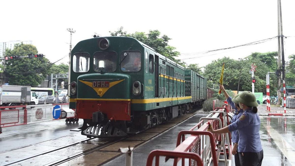 Hà Nội: Hơn 300 trường hợp vi phạm an toàn giao thông đường sắt bị xử lý sau nửa tháng - Báo Sức Khỏe &amp; Đời Sống