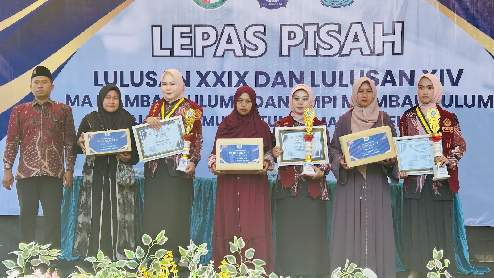Pemberian penghargaan kepada siswi peringkat kelas