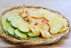 Những loại nguyên liệu như cá, tôm, bí ngòi sẽ trở nên ngon lành, hấp dẫn hơn bao giờ hết vì có kiểu chiên này. Đảm bảo bạn sẽ có ngay một món ăn độc và lạ.