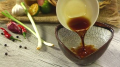 Phần nước chấm cho cơm gà Nhà Trang: Cho vào chén 2 muỗng canh nước lọc, 2 muỗng canh đường rồi khuấy đều. Thêm vào 1 muỗng canh nước mắm, 1 muỗng canh tỏi băm, 1 muỗng canh ớt băm rồi trộn đều. Vậy là đã hoàn thành phần nước mắm ăn kèm cơm gà.