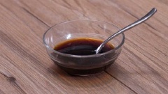 Hai miếng đậu hũ mua về rửa sạch, cắt thành miếng vuông vừa ăn rồi dùng khăn khô thấm bớt nước, như vậy khi chiên sẽ ngon hơn. Nước sốt: cho 15ml tương miso, 15g đường nâu, 1ml rượu, 15ml dầu hào vào chén và khuấy đều lên cho tất cả hòa tan với nhau.