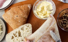 Hành tây thái mỏng. Bánh mì xẻ đôi, bạn có thể chọn bánh mì tròn hay sandwich đều được nhé. Lót thịt xông khói, hành tây, phô mai bào vào bánh mì, rưới siro đường lên, đậy ngửa lát bánh mì rồi cho lên chảo để áp chảo. Khi phô mai tan chảy là dùng được.