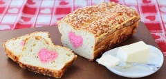 Khi bánh đã chín, để nguội hoàn toàn trước khi gỡ ra. Vậy là chiếc bánh phô mai hình trái tim đã hoàn thiện xong rồi đó.