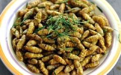 Cuối cùng, cho lá chanh vào, đảo đều rồi tắt bếp. Cho món ăn ra đĩa và dùng thử nhé! Ăn giòn giòn, thơm mùi lá chanh rất đặc biệt.