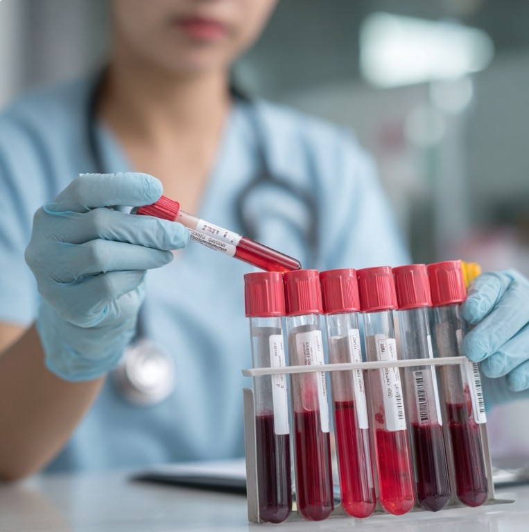 병원에서 혈액 검사를 준비하는 장면