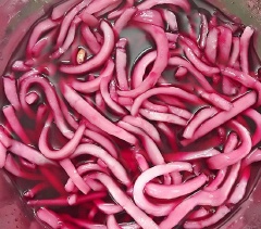 Tiếp đó cho dừa vào thau, ướp theo tỉ lệ 1kg dừa với 600g đường và không nên cho ít đường hơn. Vì nếu thiếu đường thì khi sên mứt dừa sẽ không kết tinh được đâu đấy. Bạn ướp đường với dừa khoảng 1 - 2 tiếng hoặc có thể lâu hơn tầm 4 tiếng rồi mang ra sên. Để tạo màu cho mứt dừa, bạn dùng mà tự nhiên từ lá dứa, trà xanh, bột cacao, củ dền... sẽ giúp tạo vị thơm và ngon hơn cho mứt dừa thay vì dùng màu thực phẩm đấy. Ở đây mình dùng màu đỏ của củ dền, hoa đậu biếc và hạt dành dành cho vào ngâm cùng dừa kèm bột vani tạo mùi thơm nha.