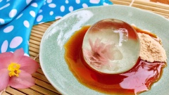 Bỏ khuông vào tủ lạnh đông mát, thế là mình xong món bánh mochi nước, các bạn nếu muốn làm bánh mochi giọt nước trong suốt thì đừng bỏ bột hương vị vào nhé.