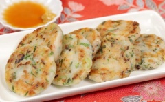 Bánh củ cải tôm chiên giòn ăn kèm nước tương hoặc tương ớt đều ngon. Bánh có vị ngọt thanh tự nhiên của củ cải kèm theo tôm khô mằn mặn, nấm thơm lừng và vừa có độ dẻo vừa có độ giòn ăn vào cực đã. Còn chờ gì mà chúng ta không lưu lại ngay cách làm nào.