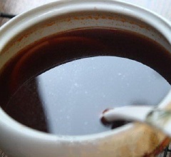 Trộn đều 6 muỗng canh nước tương với 1 muỗng canh đường, 1 muỗng canh giấm và 3 muỗng canh nước lọc. Cho nước tương lên bếp đun hơi lăn tăn thì tắp bếp