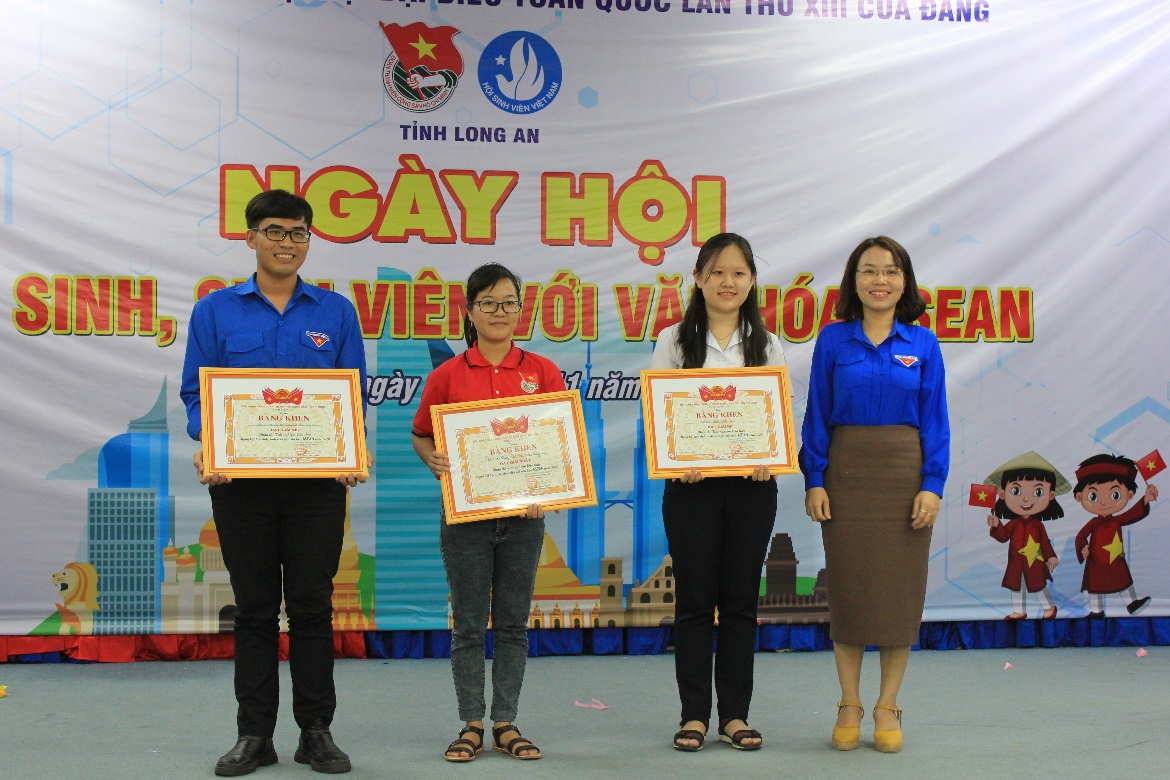 Ban Giám khảo công bố kết quả thi và trao giải thưởng. Đội 01 DLA xuất sắc đạt “Giải nhất” phần thi trắc nghiệm kiến thức về ASEAN