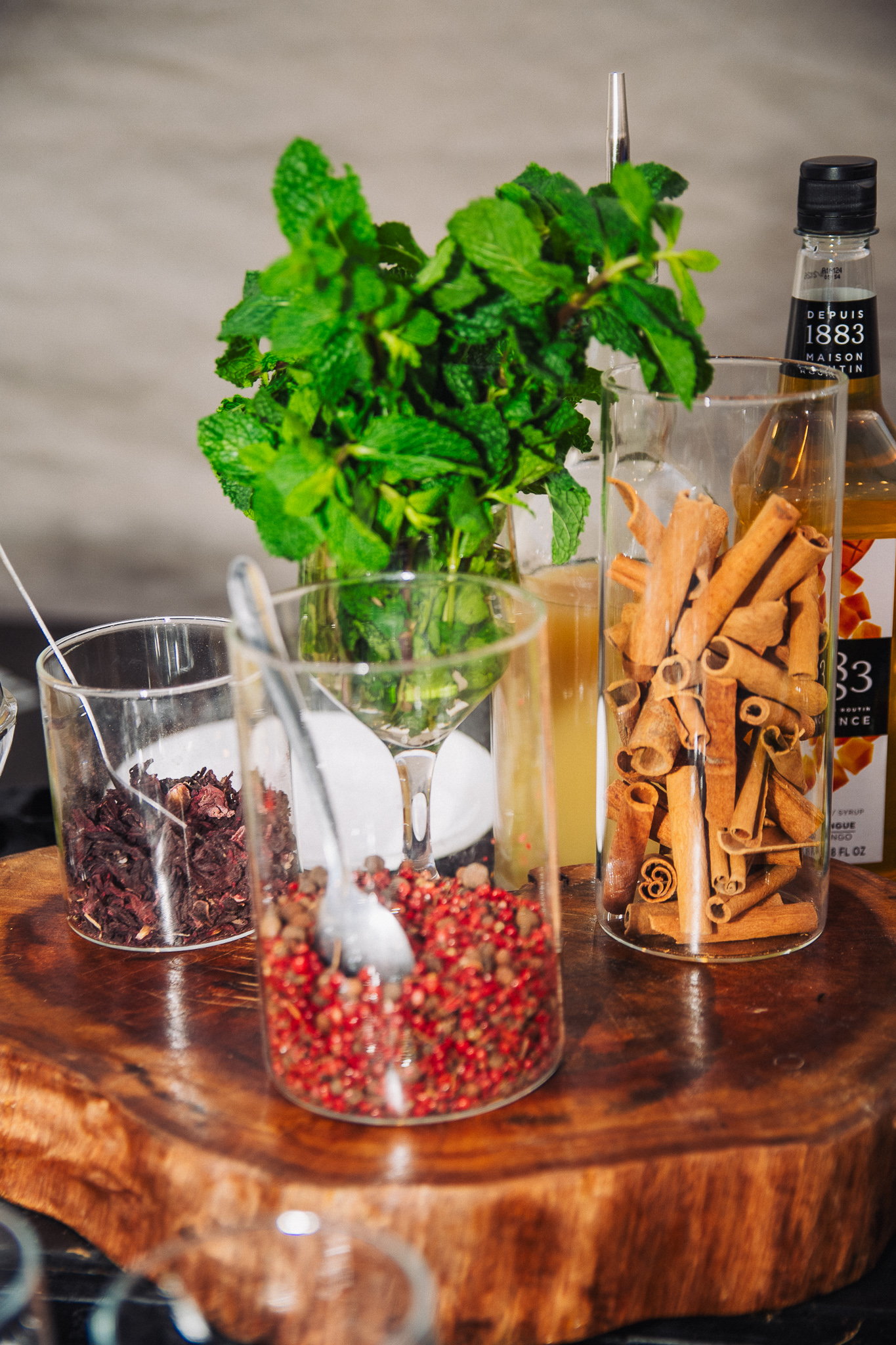 Mise en place da coquetelaria autoral do Joli Bar: hortelã, canela e xarope