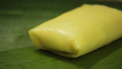 Sau khi chuẩn bị đầy đủ tất cả, chúng ta bắt đầu bước cuốn bánh crepe nhé! Với bánh crepe sầu riêng, bạn cho một lớp sầu riêng rồi đến một lớp kem. Với crepe trái cây thì bạn đặt theo thứ tự 1 lớp sầu riêng, một lớp dâu, đến 1 lớp kem tươi. Sáu đó gấp 2 bên mép trái phải lại với nhau, cuối cùng đến 2 mép trên dưới là hoàn tất.