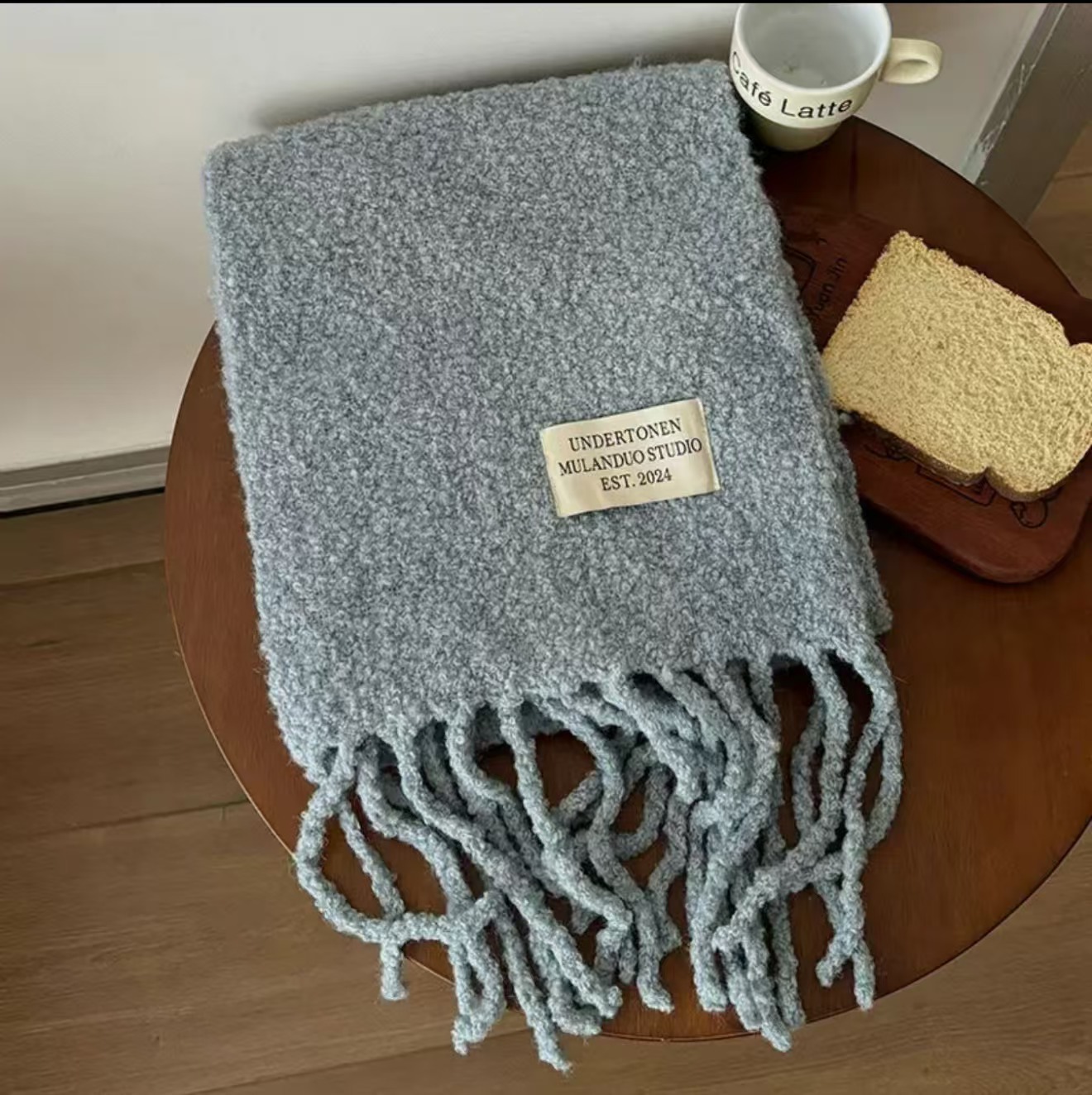 Long alpaca scarf with fringes and letter application