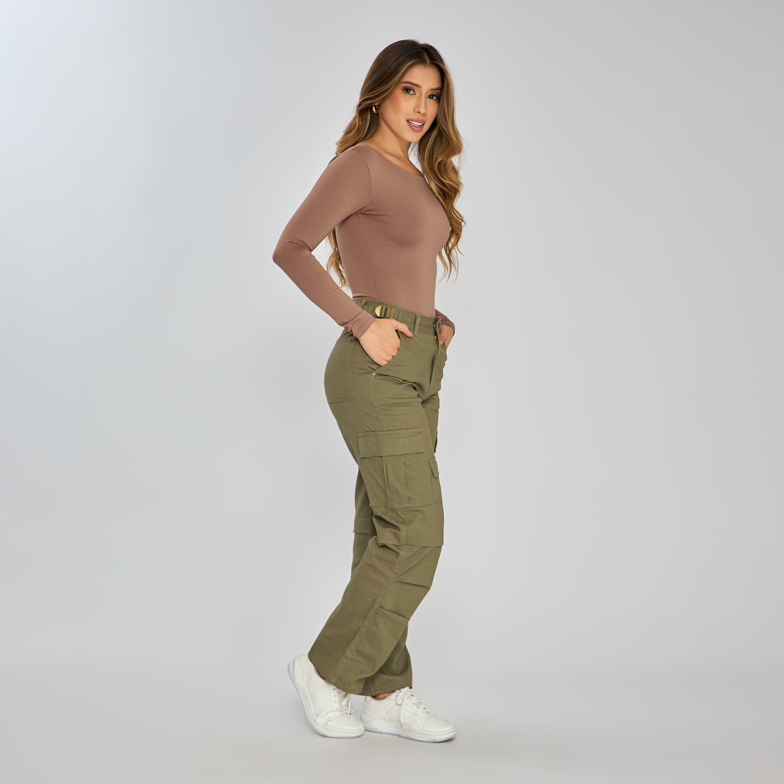 Pantalón cargo bota recta tiro alto en denim stretch, color crudo - Vista 7