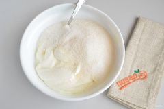 Trộn đều 800g kem chua với 180g đường cho đường tan. Phết 1 lớp kem lên bánh rồi đặt 1 chiếc bánh khác lên, làm tương tự cho hết nguyên liệu.
