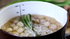 Trong thời gian chờ tàu hủ đông, chúng ta chuẩn bị nước đường gừng. Nấu sôi 300gr đường thốt nốt với 150ml nước và 50gr gừng. Sau đó cho thêm 3 lá dứa và 100gr trân châu từ bột năng. Nấu thêm 5-10 phút thì tắt bếp.