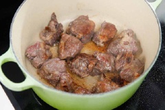 Làm nóng chảo sâu lòng hoặc nồi có đáy dày với chút dầu láng mặt, trút thịt bò vào áp chảo cho đến khi săn đều thì trút ra bát để riêng.