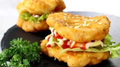 Thành phẩm burger gồm lớp gà, cá chiên giòn ở dưới, tiếp theo cho rau xà lách, thơm và cà chua bi cắt lát, thêm sốt mayonnaise và tương cà. Cuối cùng là lớp gà và cá chiên giòn ở trên cùng. Rắc thêm hạt mè rang trên mặt burger.