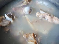 Xương ống rửa sạch, nấu lấy 1 lít nước dùng, phần thịt gỡ để riêng.