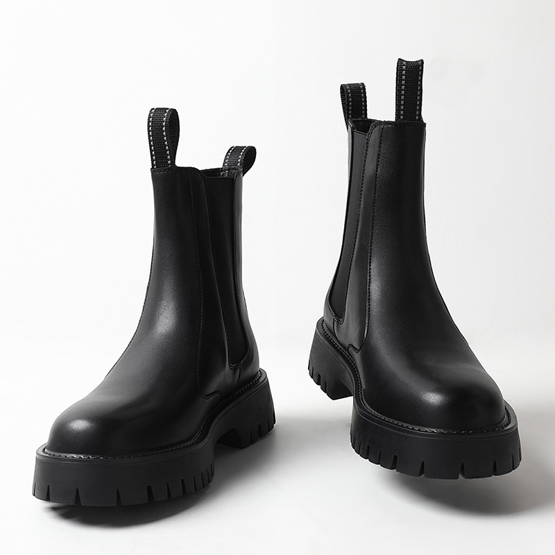 Sturdy Chelsea boots with platform sole