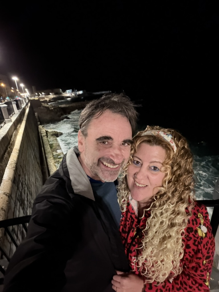 Suso y Yoli paseando junto al mar en Sliema de noche