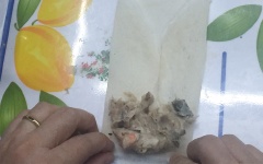 Cho 30g nhân lên bánh tráng bía, cuộn lại chắc tay. (Có thể phết ít nước hoặc lòng trứng lên mép bánh tráng để cho không bị rời ra sau khi cuốn). Làm tương tự đến khi hết nguyên liệu. Sau đó cho vào ngăn mát tủ lạnh khoảng 30-45 phút.