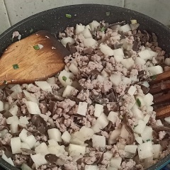 Cho hỗn hợp thịt lên chảo đảo đều cho đến khi chín tái, sau đó cho củ sắn (hoặc củ hành) vào chảo đảo đều đến khi hỗn hợp nhân chín đều thì tắt bếp