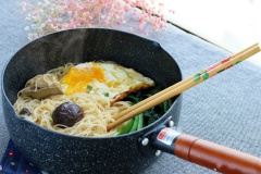 Sau đó bạn cho trứng và rau cải vào là món mì đã hoàn thành rồi đấy! Ngoài ra, bạn nhớ rắc thêm chút hành lá cắt nhỏ để thêm phần hấp dẫn nhé! Món mì trứng nấm này thật hấp dẫn khi kết hợp với trứng ốp sóng sánh, rau cải thanh mát. Đây sẽ là lựa chọn hoàn hảo cho bữa sáng nhanh gọn của gia đình bạn.