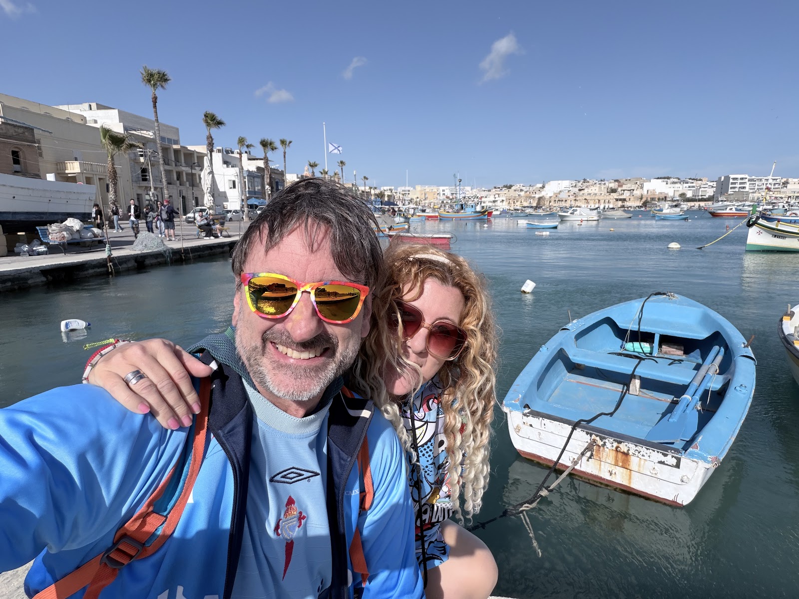 Suso y Yoli en el puerto de Marsaxlokk