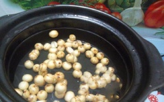 Hạt sen tươi cắt bỏ phần đầu, lấy tâm sen rửa sạch với nước. Cho lên bếp đun sôi, đổ phần nước đầu đi. Cho tiếp nước vào đun nhỏ lửa để hạt sen được mềm.