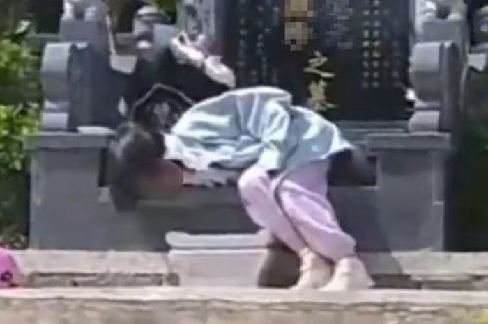 Bé gái quyết không về nhà, đòi ngủ cạnh mộ ông bà gây xúc động - Tạp chí Người Đưa Tin